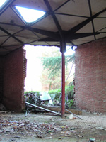 pabell&oacute;n de corrales en la caasa de campo. en ruinas
