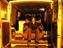 trono en la furgo. 
flanqueada por 36 litros de cocacola caducada el d&iacute;a anterior